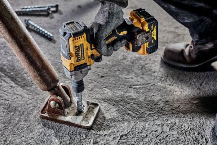 Гайковерт ударний DeWalt XR Li-Ion безщітковий 18В 1084Нм 2000об·хв 3250уд/хв 1/2" 1.67кг без АКБ і ЗП та валізи