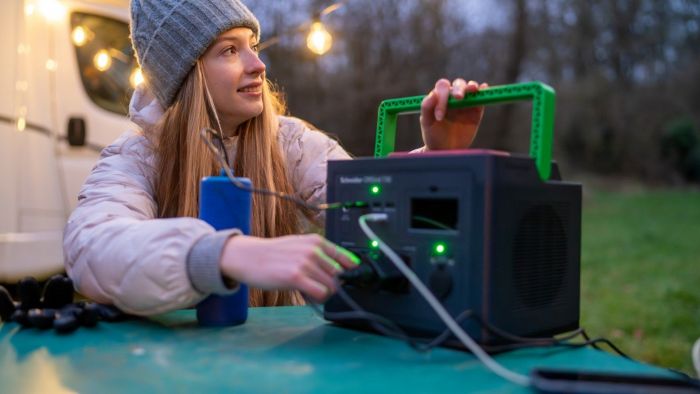 Портативна електростанція Schneider Electric OffGrid Portable Power Station 730, 700 Вт, 738 Вт/год, Wireless Charge