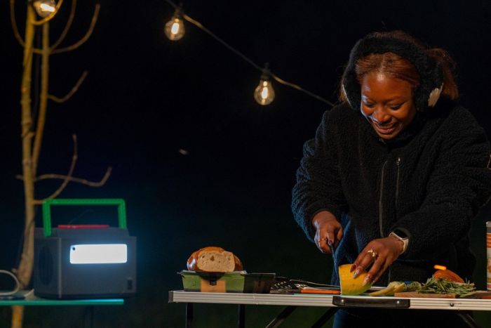 Портативна електростанція Schneider Electric OffGrid Portable Power Station 730, 700 Вт, 738 Вт/год, Wireless Charge