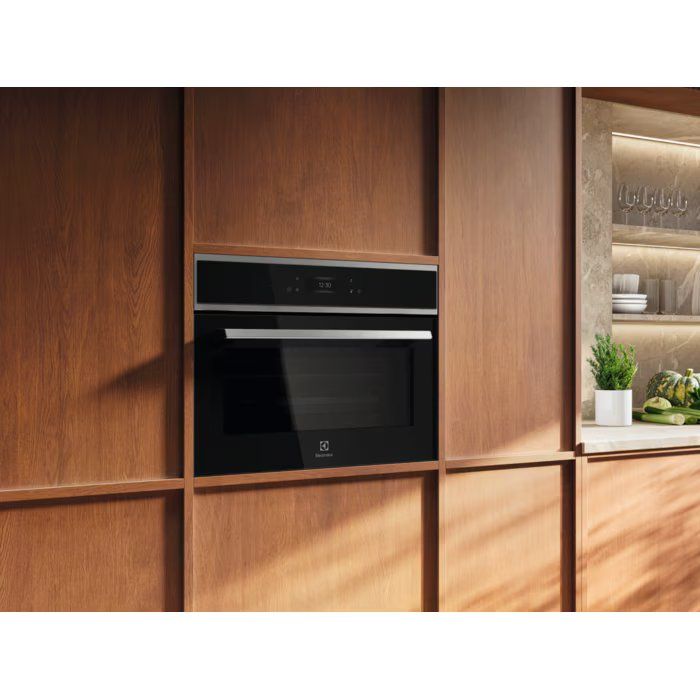 Мікрохвильова піч Electrolux вбудована, 44л, електрон. керування, 2100Вт, гриль, дисплей, чорний