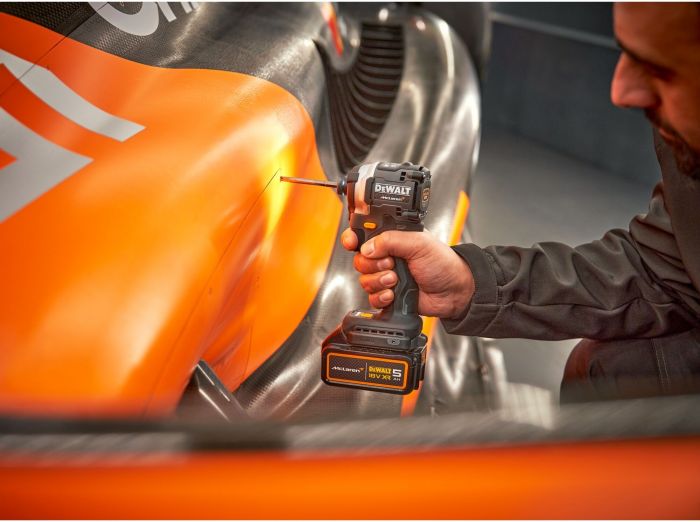 Шурупокрут-дриль ударний акумуляторний DeWALT McLaren F1 TEAM LIMITED EDITION 18В 2х5А·год 205Нм 1000-2800-3250об/хв кейс ЗП 1.0кг