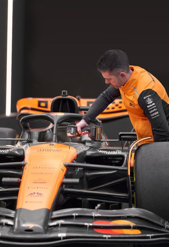 Шурупокрут-дриль ударний акумуляторний DeWALT McLaren F1 TEAM LIMITED EDITION 18В 2х5А·год 205Нм 1000-2800-3250об/хв кейс ЗП 1.0кг