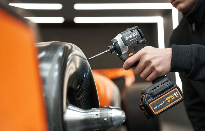Шурупокрут-дриль ударний акумуляторний DeWALT McLaren F1 TEAM LIMITED EDITION 18В 2х5А·год 205Нм 1000-2800-3250об/хв кейс ЗП 1.0кг