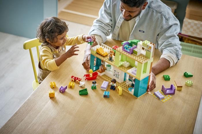Конструктор LEGO DUPLO Town Сучасний родинний будинок із фігурками