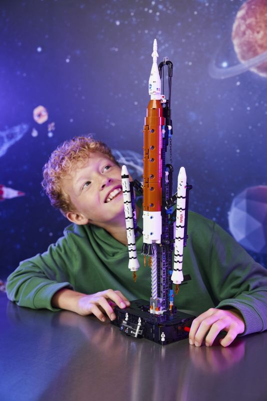 Конструктор LEGO Technic Ракета із системою космічного запуску NASA Artemis