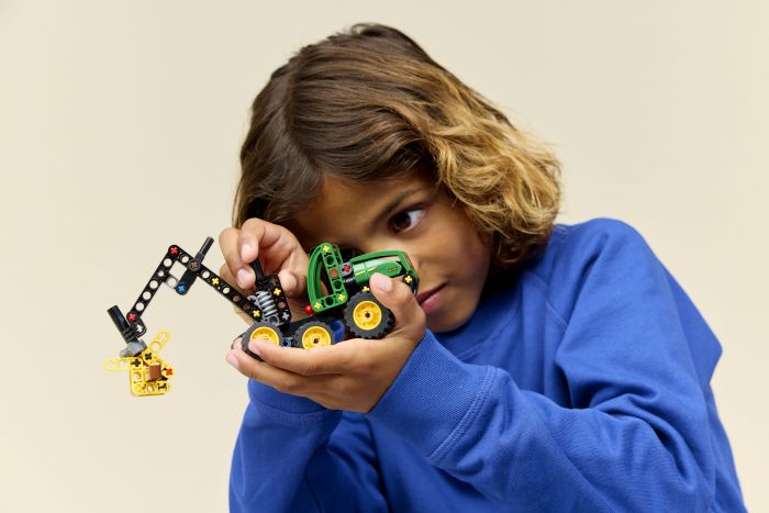 Конструктор LEGO Technic Колісний комбайн John Deere 1470H