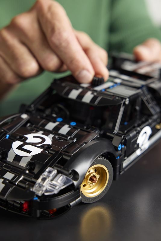 Конструктор LEGO Technic Автомобіль для перегонів Ford GT40 MKII 1966 року