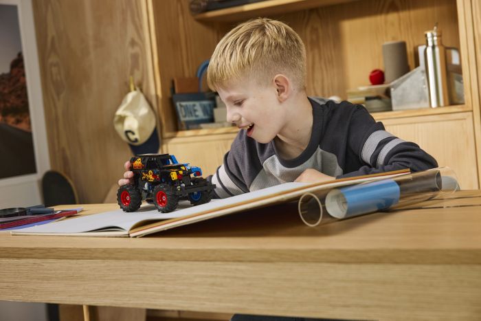 Конструктор LEGO Technic  Monster Jam™ Grave Digger™ Вогонь і лід