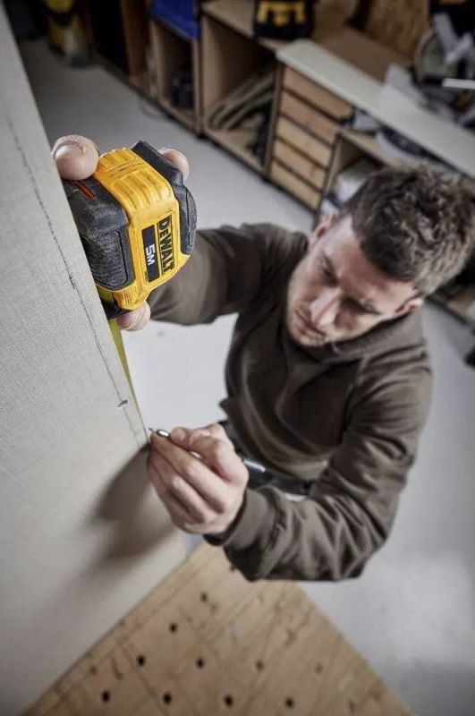 Рулетка DeWALT COMPACT, 5мх28мм, з фіксатором змотування, АБС-пластик, магніт