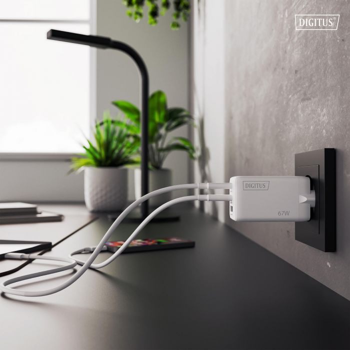 Зарядний пристрій DIGITUS GaN 2хUSB-C, 1хUSB-A, 67W