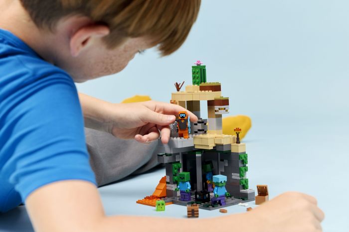 Конструктор LEGO Minecraft Підземелля зомбі