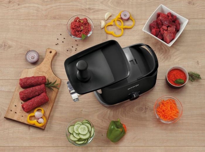 М'ясорубка Gorenje, 1800Вт, 2.1кг/хв, 2 решітки, насадка для ковбас, пластик/метал, чорний