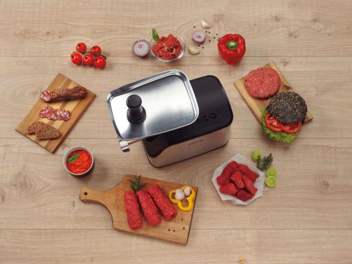 М'ясорубка Gorenje, 2200Вт, 2.2кг/хв, 2 решітки, насадка для ковбас, пластик/метал, чорн/нерж