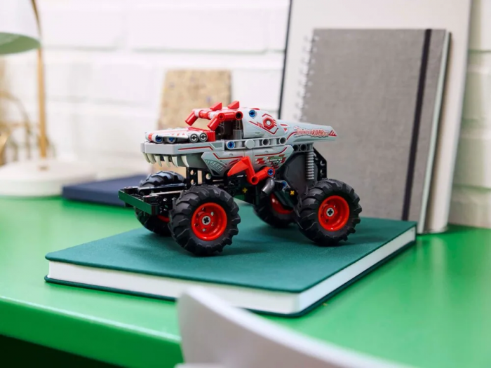 Конструктор LEGO Technic Monster Jam ThunderROARus з інерційним двигуном