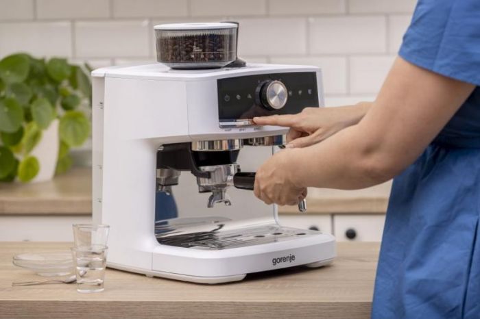 Кавоварка Gorenje ріжкова 2.5л, кавомолка 0,25л, капучинатор, кнопочне керування, білий