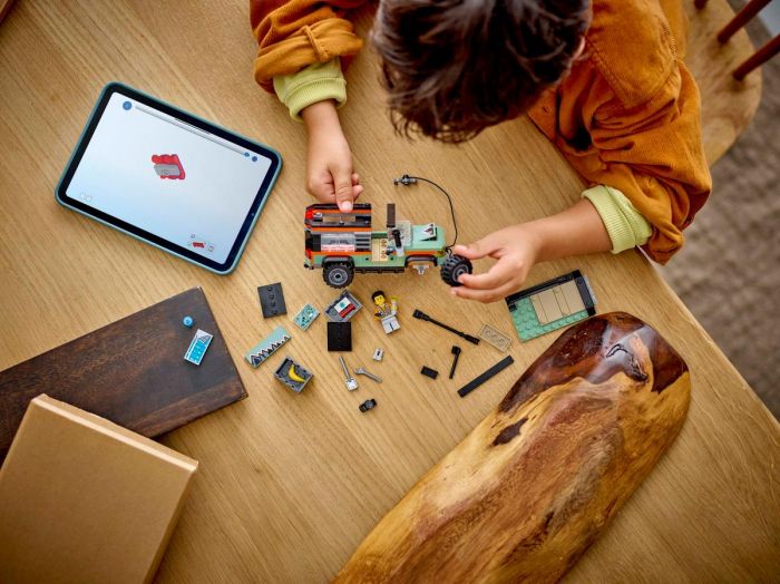 Конструктор LEGO City Позашляхова гірська вантажівка 4x4