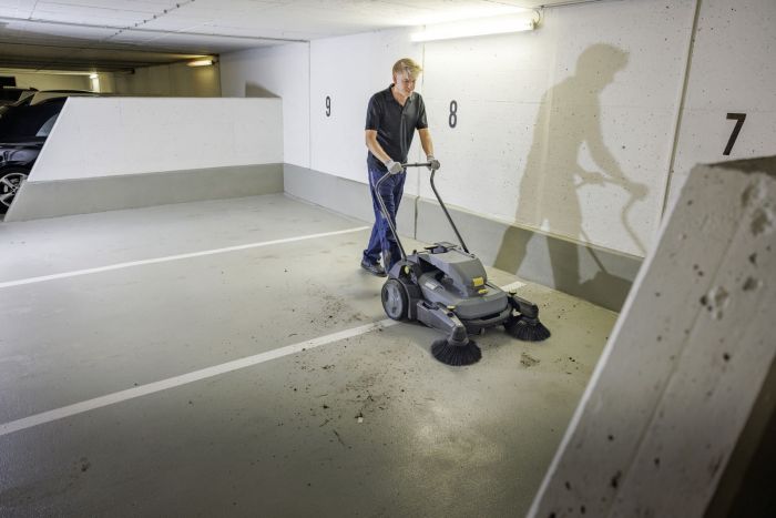 Підмітальна машина Karcher KM 70/30 C Bp 2SB з двома бічними щітками 33 кг
