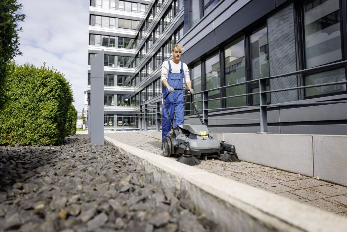 Підмітальна машина Karcher KM 70/30 C Bp 2SB з двома бічними щітками 33 кг