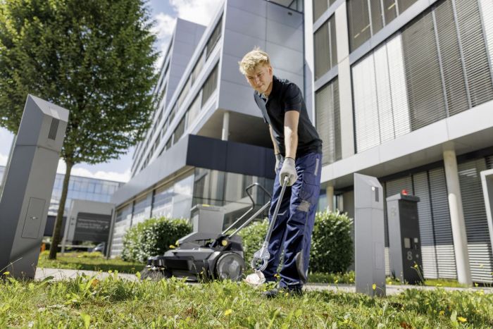 Підмітальна машина Karcher KM 70/30 C Bp 2SB з двома бічними щітками 33 кг