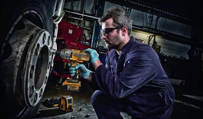 Гайковерт ударний DeWalt XR Li-Ion 18В 950Нм 1900об/хв 240уд/хв 1/2" 2.7кг без АКБ та ЗП
