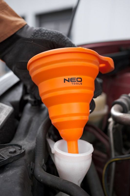 Лійка автомобільна Neo Tools (воронка)  145х105мм силікон, складна 0.85кг