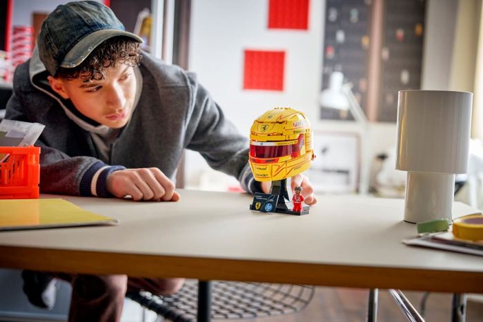 Конструктор LEGO Editions Formula 1 Шолом Льюїса Гамільтона з команди Scuderia Ferrari HP