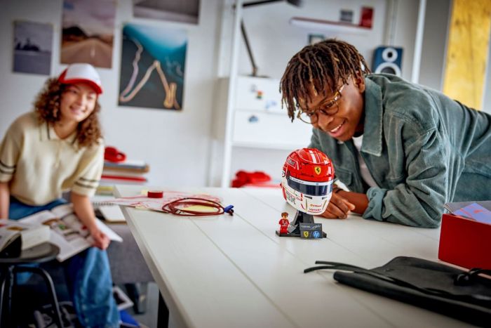 Конструктор LEGO Editions Formula 1 Шолом Шарля Леклера з команди Scuderia Ferrari HP