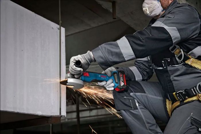 Набір із двох акумуляторних інструментів Bosch Professional 18В дриль-шурупокрут GSR 18V-45, Шліфмашина кутова GWS 18V-8, акб 2x4А·год, ЗП, сумка M-BAG
