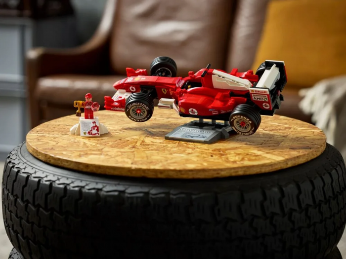 Конструктор LEGO Icons Ferrari F2004 та Michael Schumacher