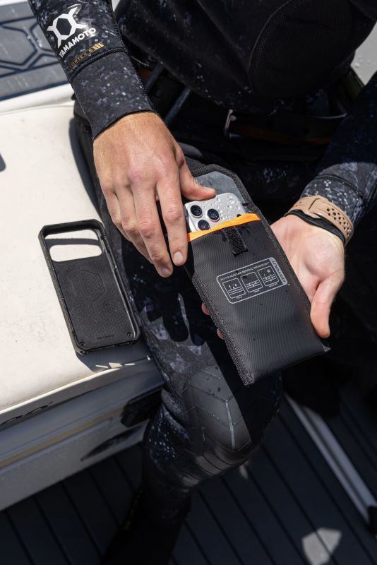 Чохол-осушувач UAG для смартфону з технологією DRYOUT® Active Moisture-Removal, Black