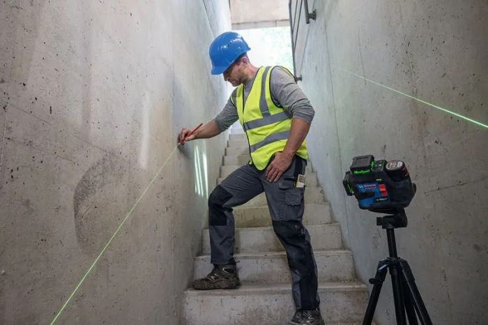 Нівелір лазерний Bosch GLL 12V-100-33 CG 12В/4АА до 30м ±0.3мм/м зелений промінь чохол 1.76кг