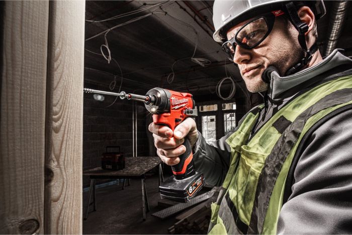 Гвинтоверт ударний акумуляторний Milwaukee M12 FID2-202X 12В АКБ 2х2А·год 0-4000об·хв 170Нм 1/4" ЗП C12C жилет кейс