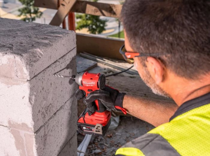 Гвинтоверт ударний акумуляторний Milwaukee M18 BLIDRC-402C 18В АКБ 2х4А·год 0-3600об·хв 190Нм ЗП M12-18C жилетка кейс 1.3кг