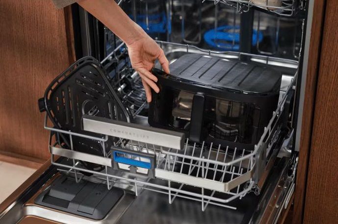 Мультипіч Electrolux 2700Вт, чаша-7+4л, сенсорне керування, 8 авто. програм, 2 чаши, з віконцем, пластик, чорний