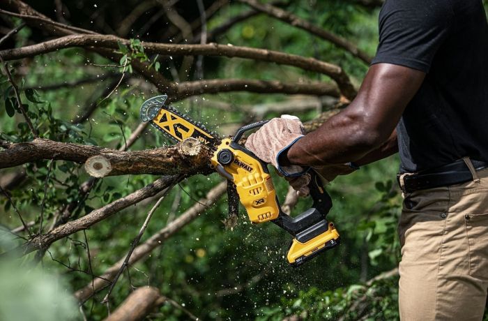 Пила ланцюгова акумуляторна DeWalt 18В XR Li-lon 8.6м/с шина 20см 2.1кг без АКБ та ЗП