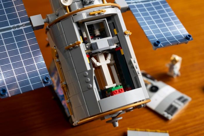 Конструктор LEGO Icons Космічний телескоп «Габбл»