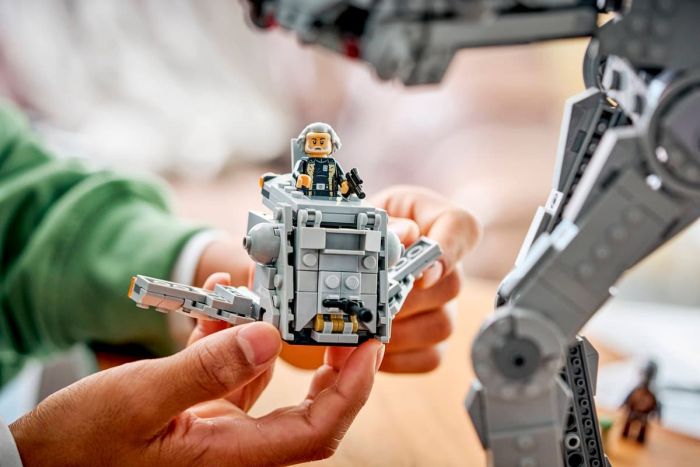 Конструктор LEGO Star Wars Осколок Імперії AT-AT з INT-4