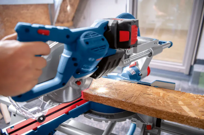Пила торцювальна акумуляторна Bosch Professional GCM 18V-216 D 18В 216мм 16.2кг  без АКБ та ЗП