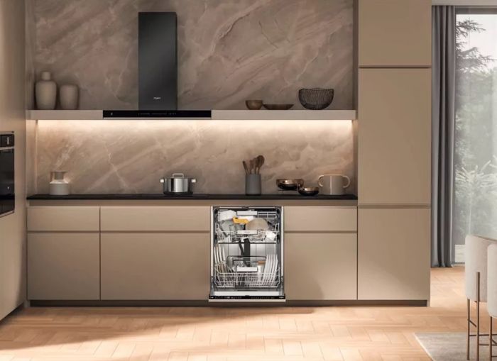 Посудомийна машина Whirlpool вбудована, 14компл., C, 60см, дисплей, 3й кошик, білий