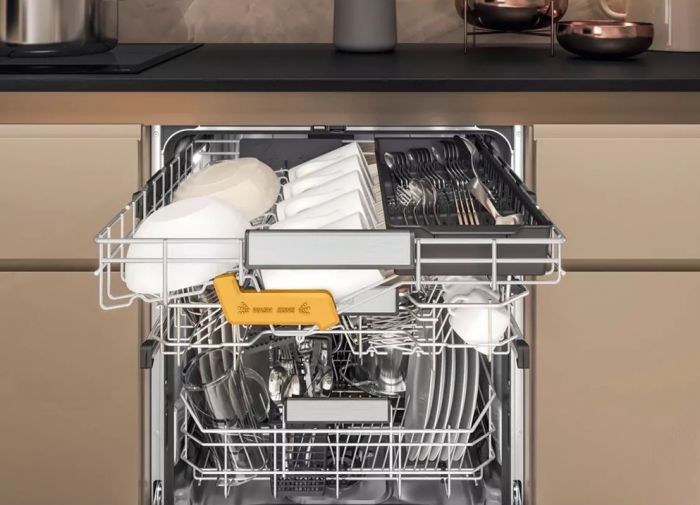 Посудомийна машина Whirlpool вбудована, 14компл., B, 60см, дисплей, 3й кошик, білий