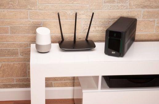 Джерело безперебійного живлення APC Easy UPS 900VA/480W, 4xC13